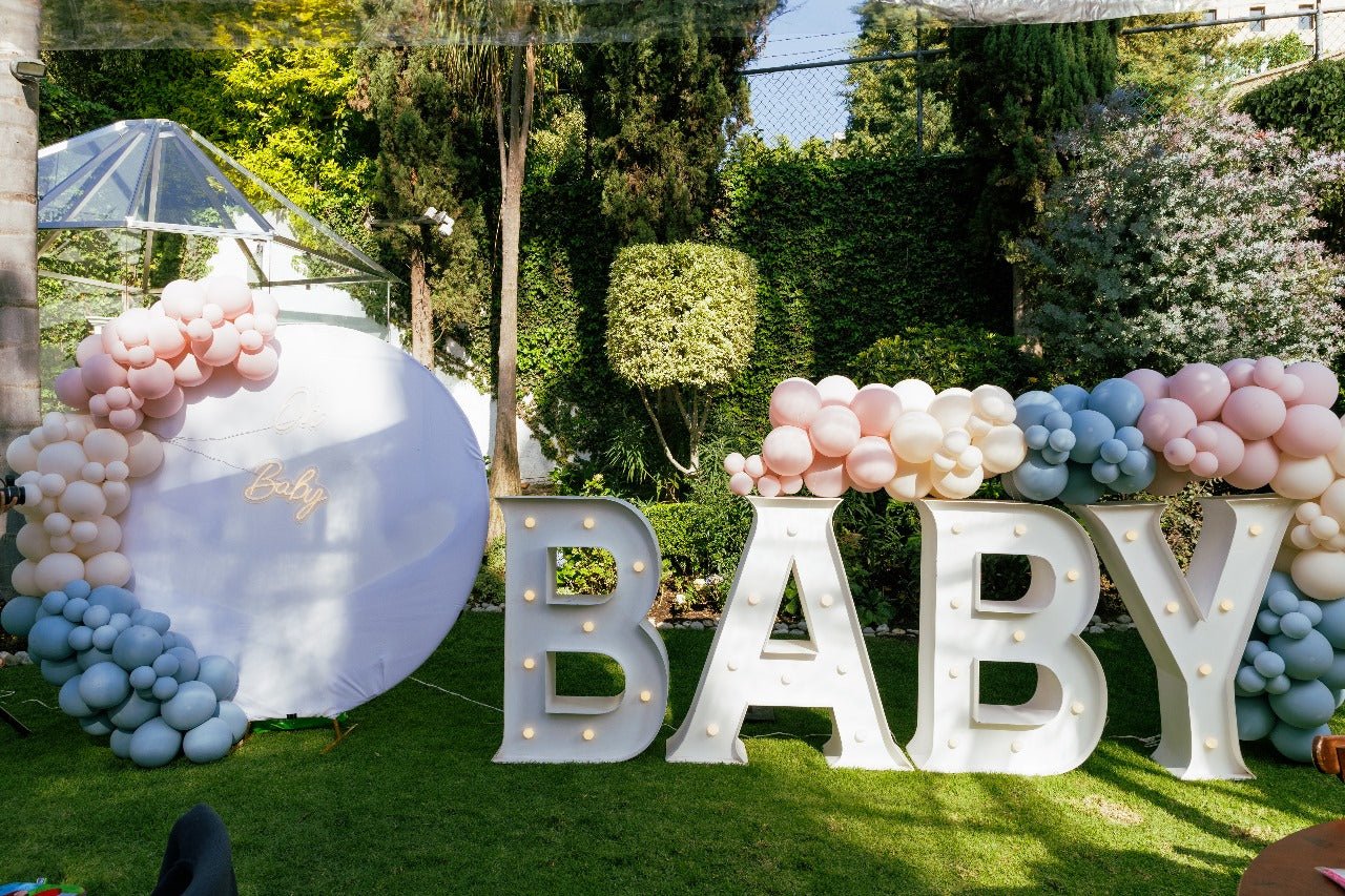 Decoracion con globos rosa, azul y verde con letrero Oh Baby y letras LED para revelación de género - Perfect Party