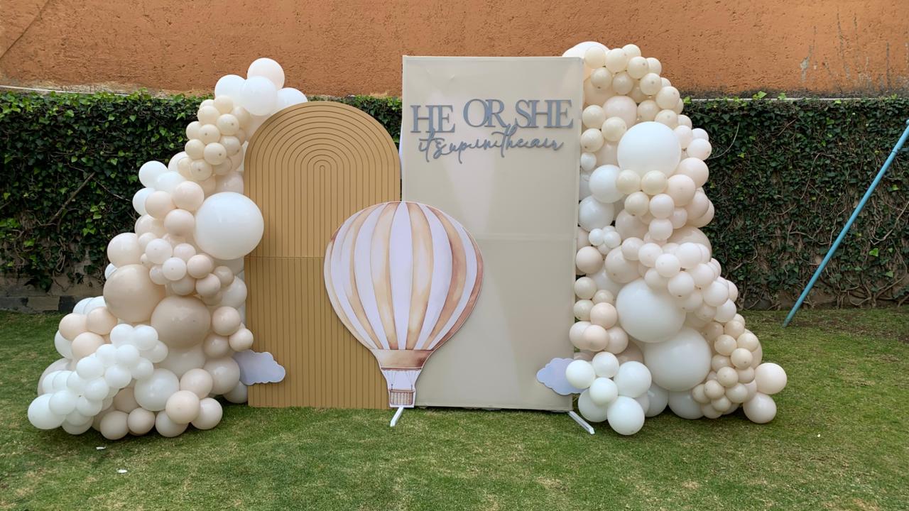 Decoracion con globos rosa, blanco y dorado con mampara para revelación de género - Perfect Party