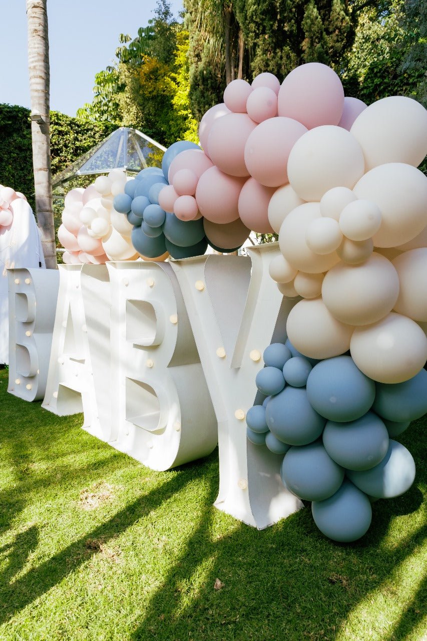 Decoracion con globos rosa y azul con letras LED para revelación de género con letras BABY - Perfect Party