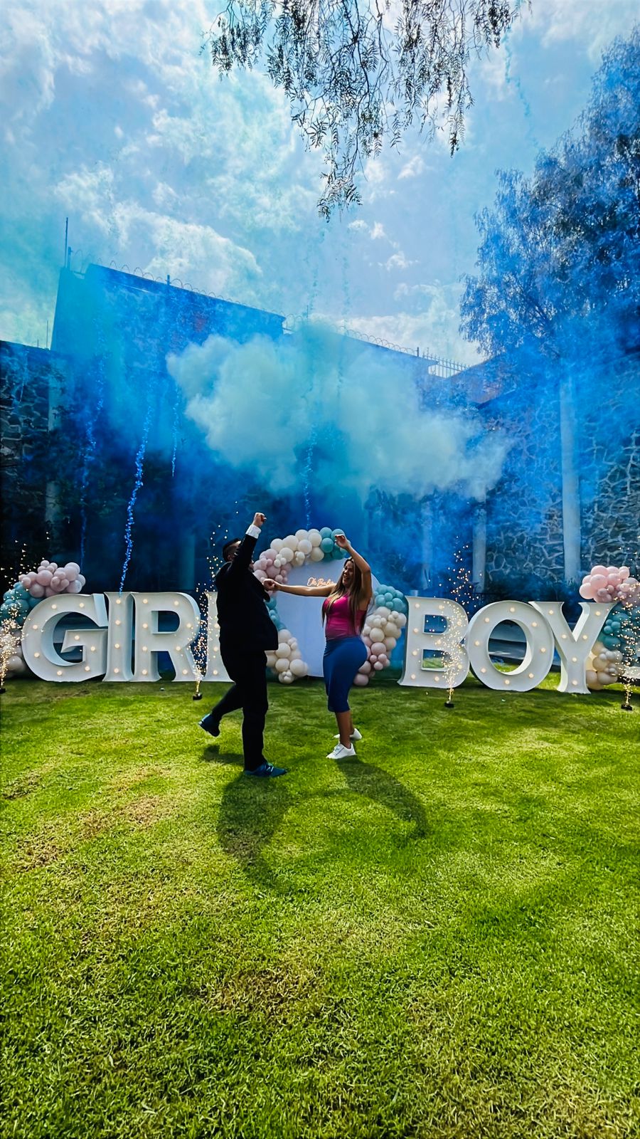 Decoracion con globos rosa y azul con letras LED para revelación de género con letras GIRL BOY - Perfect Party