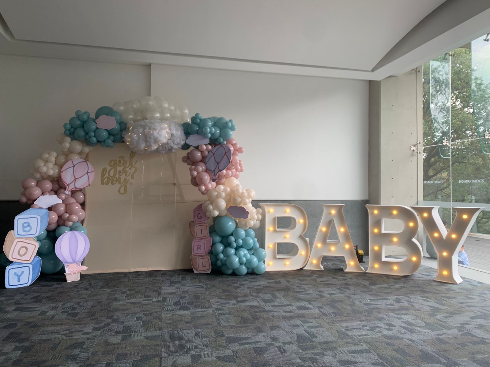 Decoracion con globos rosa y azul con letras LED y mampara para revelación de género - Perfect Party