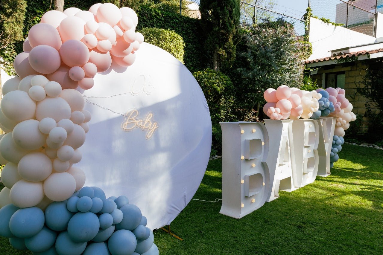 Decoracion con globos rosa y azul con letrero Oh Baby y letras LED para revelación de género con letras BABY - Perfect Party