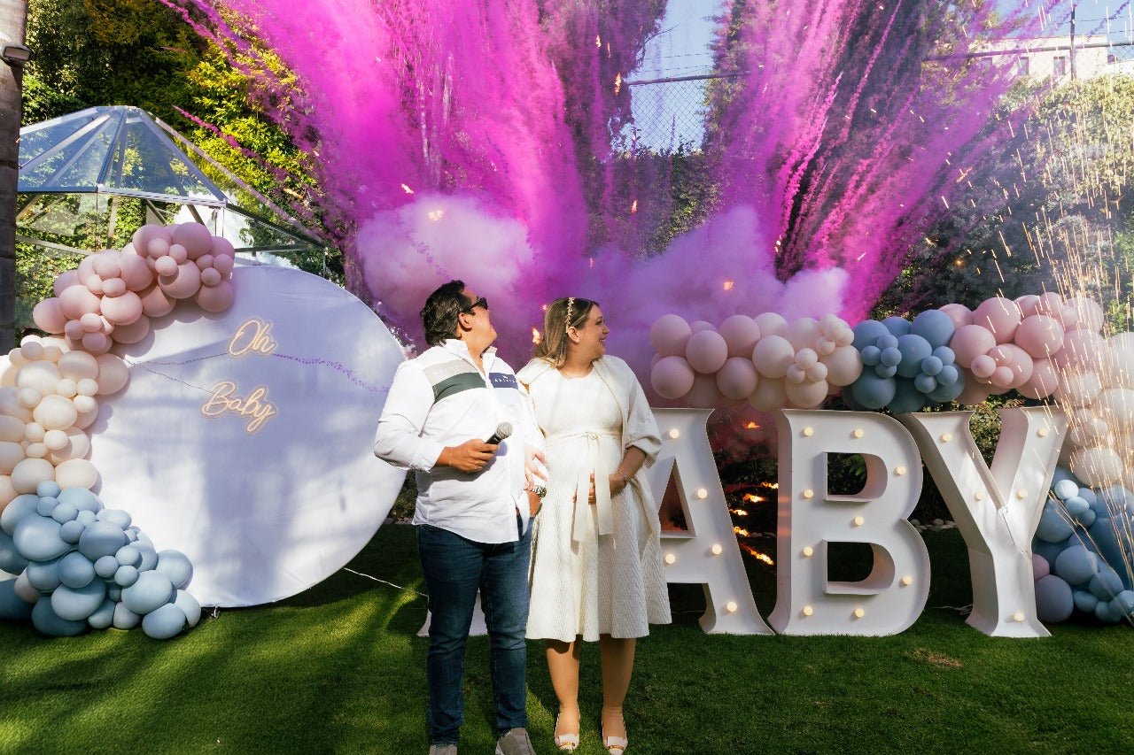 Decoracion con globos rosa y blanco con letrero Oh Baby para revelación de género - Perfect Party
