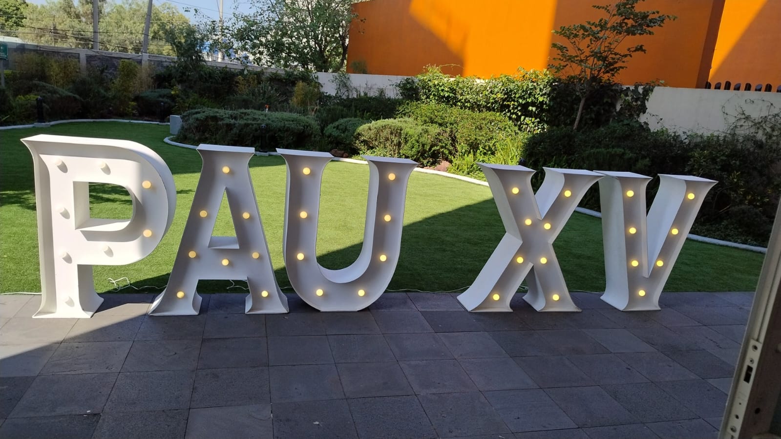 Letras LED amarillo para XV años - Perfect Party