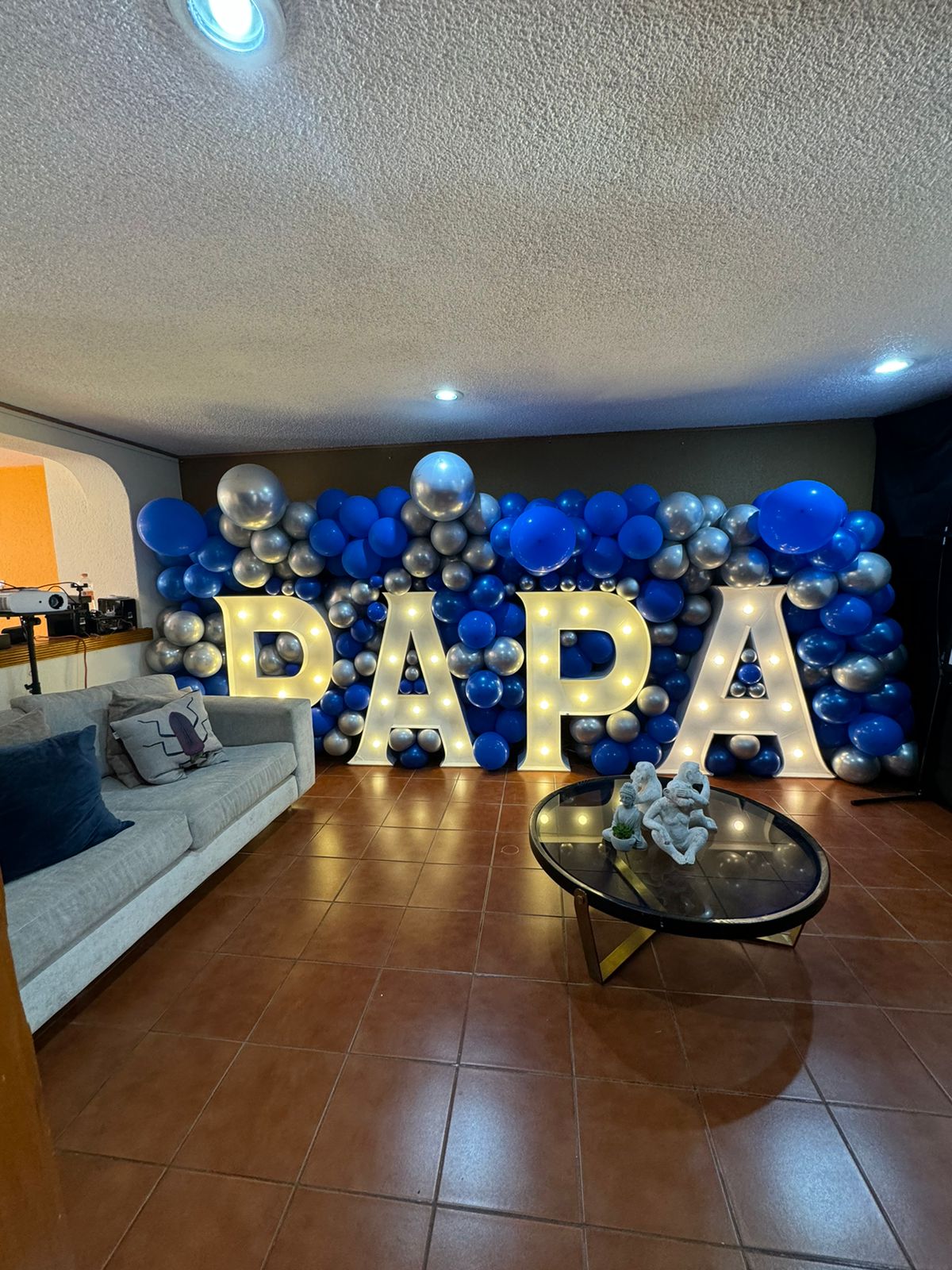 Letras LED azul, amarillo y cromado para evento - Perfect Party