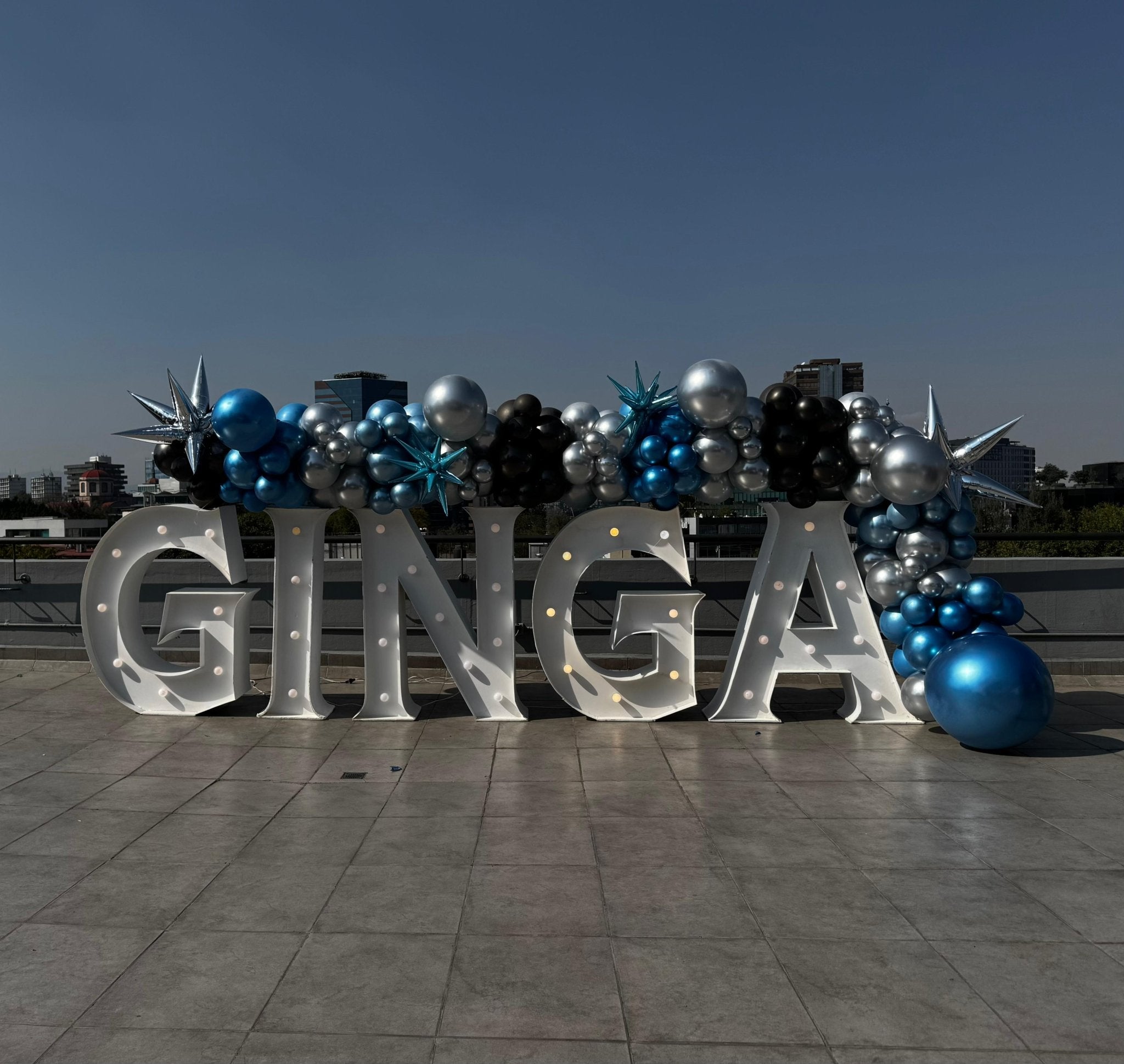 Letras LED azul, negro y cromado con estrellas para evento corporativo - Perfect Party