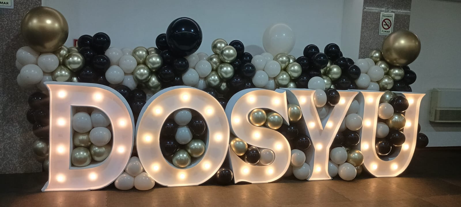 Letras LED blanco, dorado y negro para evento - Perfect Party