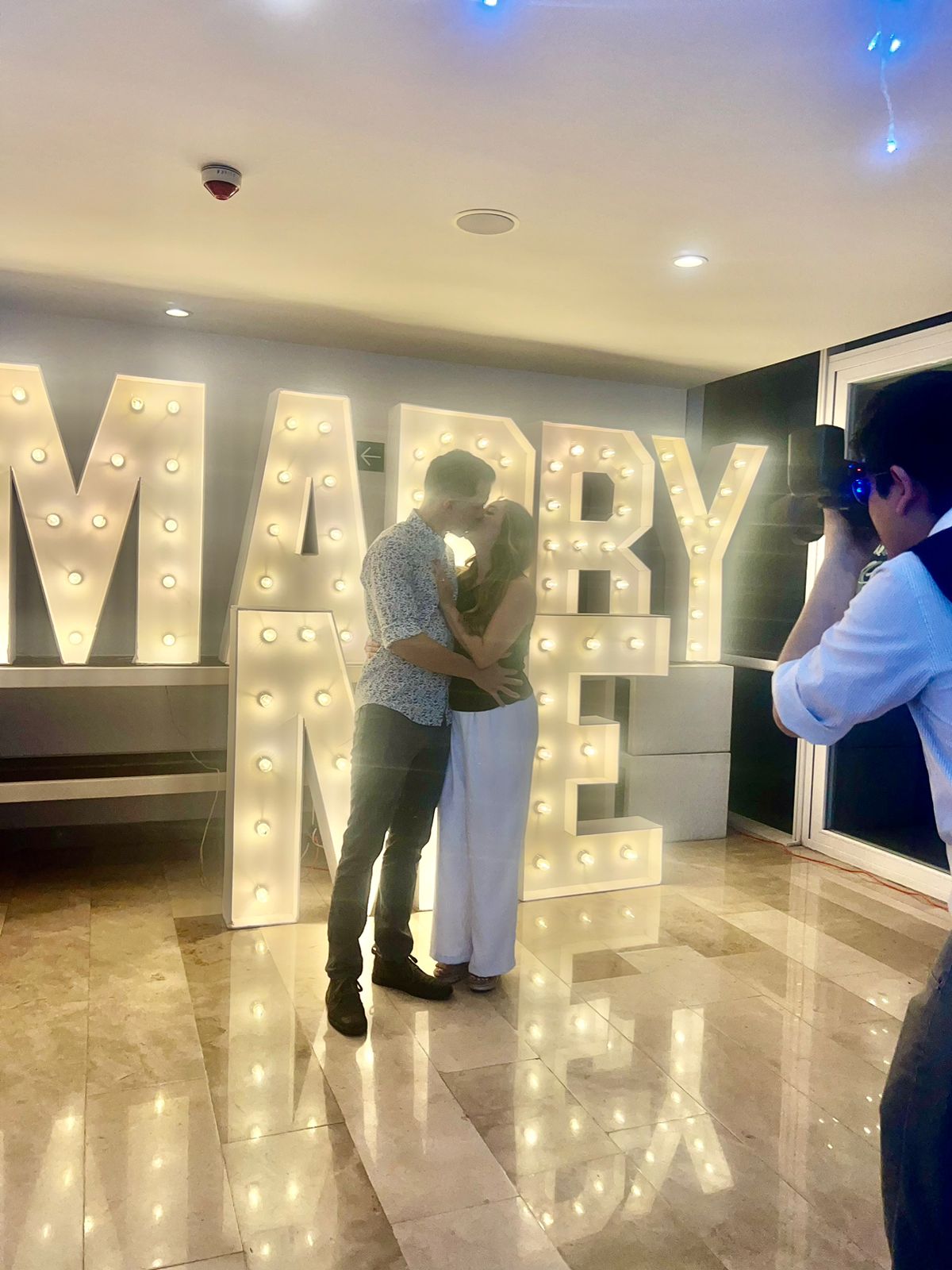 Letras LED en interior con mármol para propuesta de matrimonio - Perfect Party