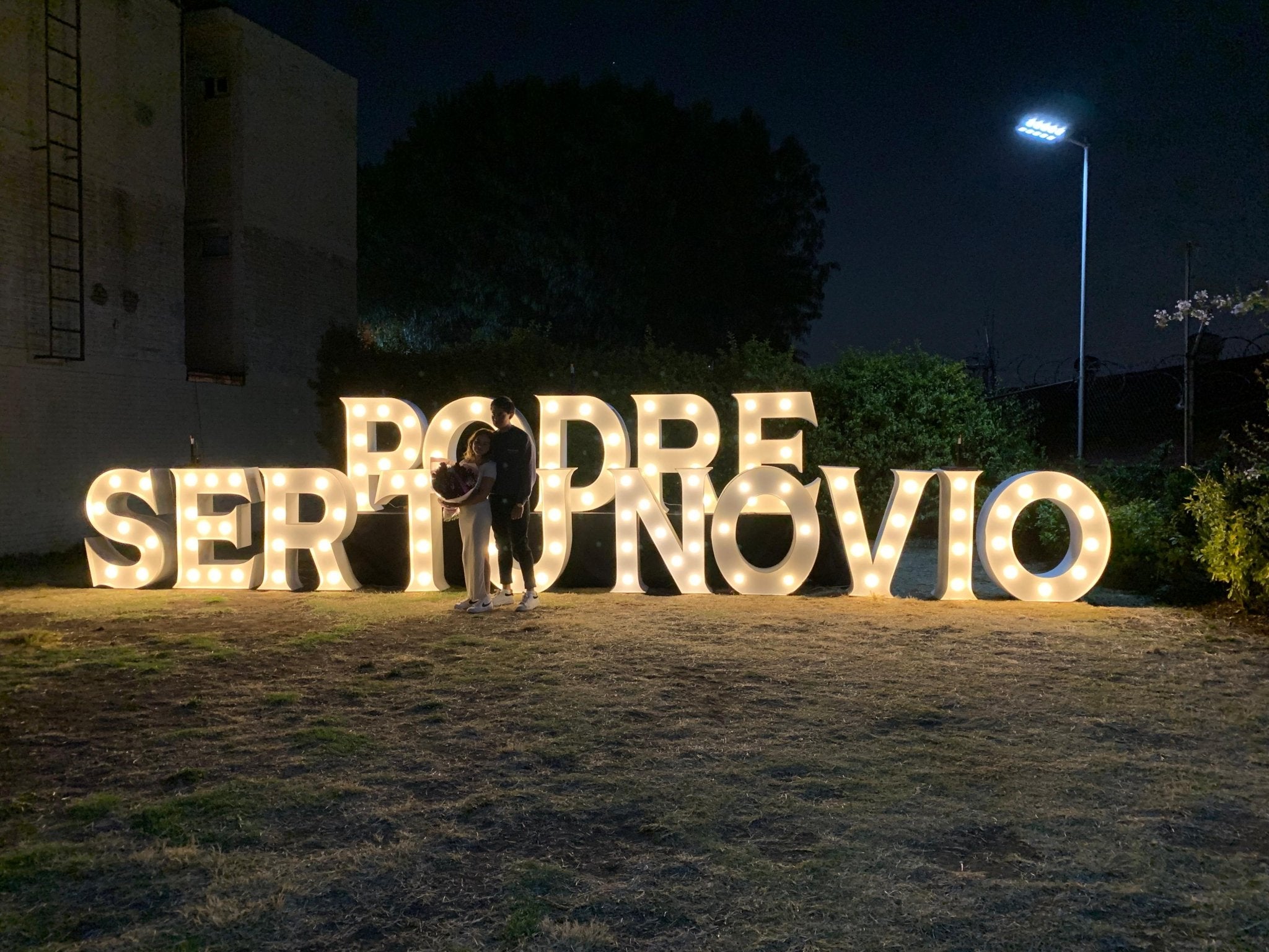Letras LED en jardín para propuesta de matrimonio - Perfect Party