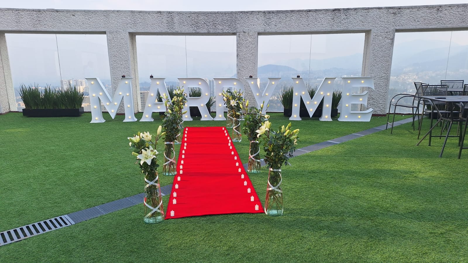 Letras LED verde con flores para propuesta de matrimonio - Perfect Party