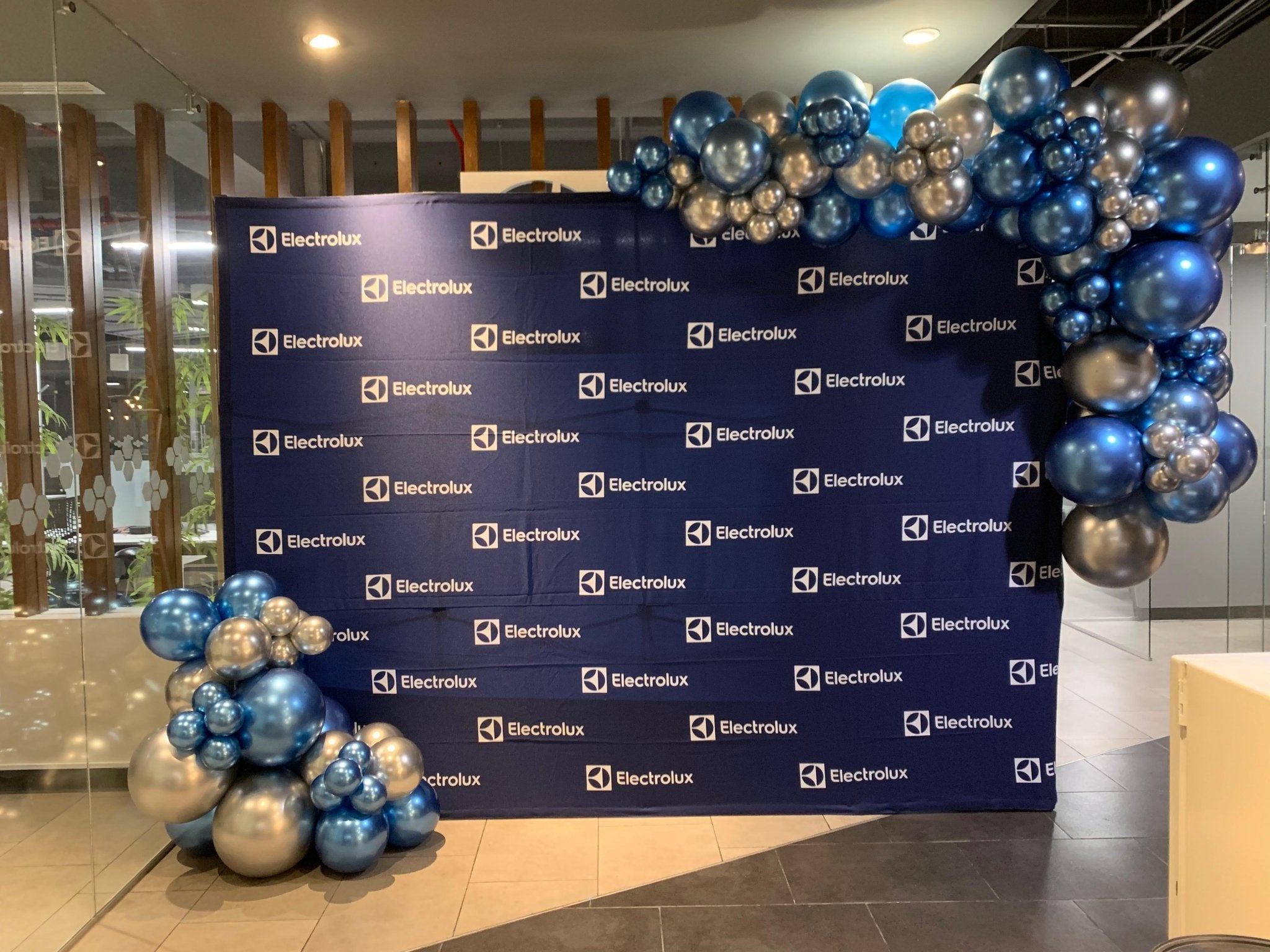 Mampara con globos azul bebé, azul marino y blanco para evento corporativo - Perfect Party