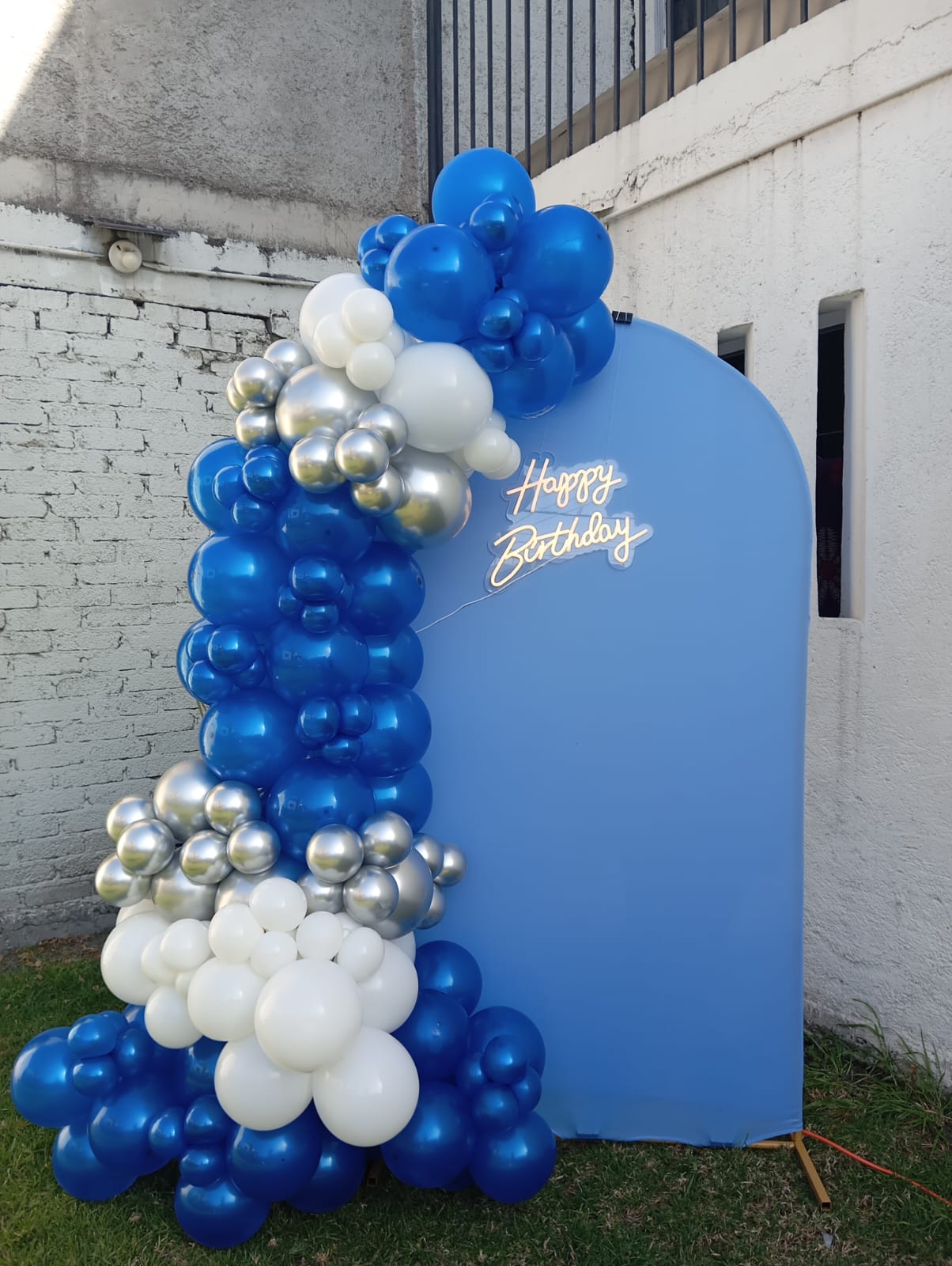 Mampara con globos azul, blanco y amarillo con letrero Happy Birthday para cumpleaños - Perfect Party