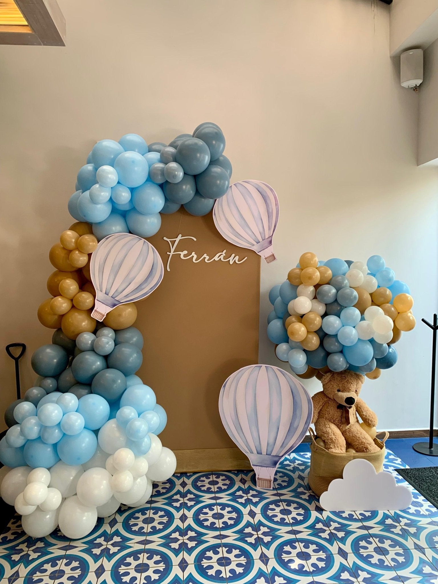 Mampara con globos azul, blanco y dorado para baby shower - Perfect Party