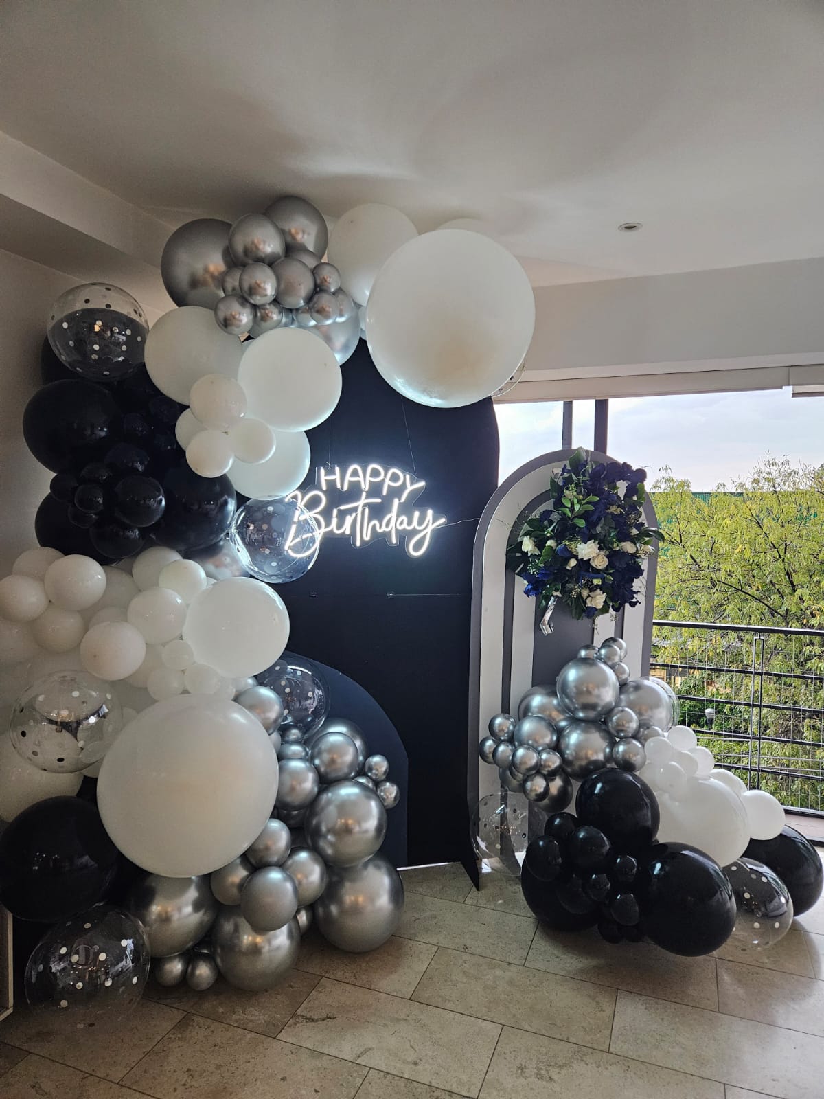 Mampara con globos azul, blanco y negro con letrero Happy Birthday y flores para cumpleaños - Perfect Party