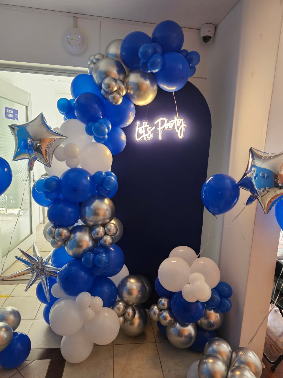 Mampara con globos azul marino, blanco y cromado con estrellas para cumpleaños - Perfect Party