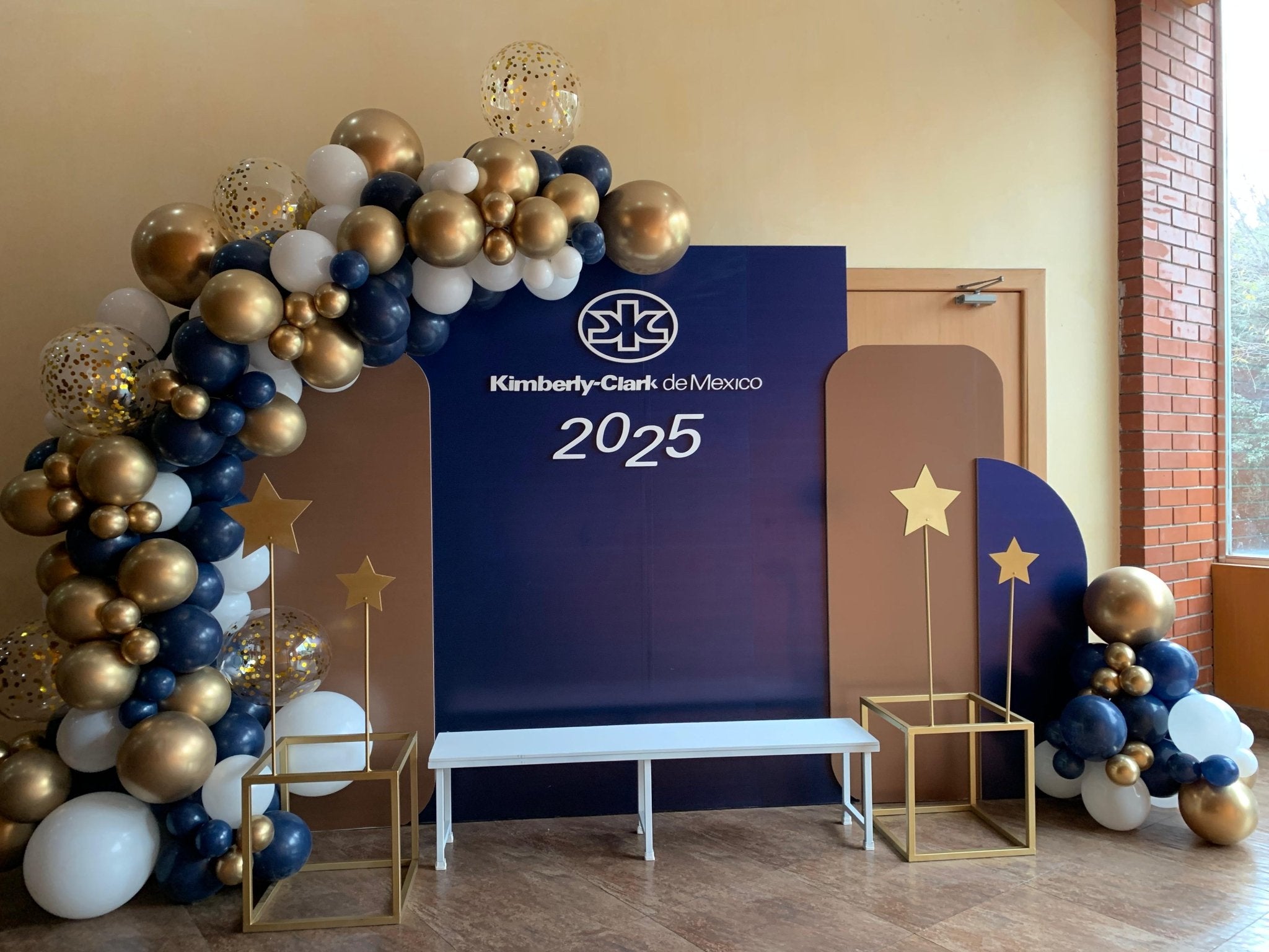Mampara con globos azul marino, blanco y dorado con estrellas para evento corporativo - Perfect Party