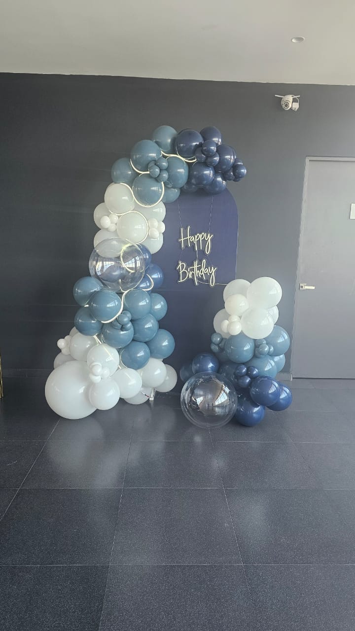 Mampara con globos azul marino, blanco y dorado con letrero Happy Birthday para cumpleaños - Perfect Party