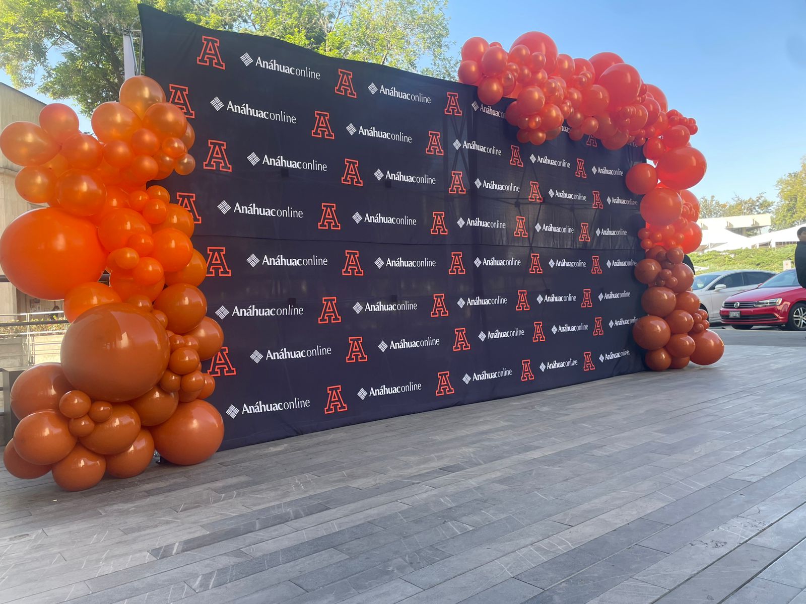 Mampara con globos azul, negro y naranja para graduación - Perfect Party