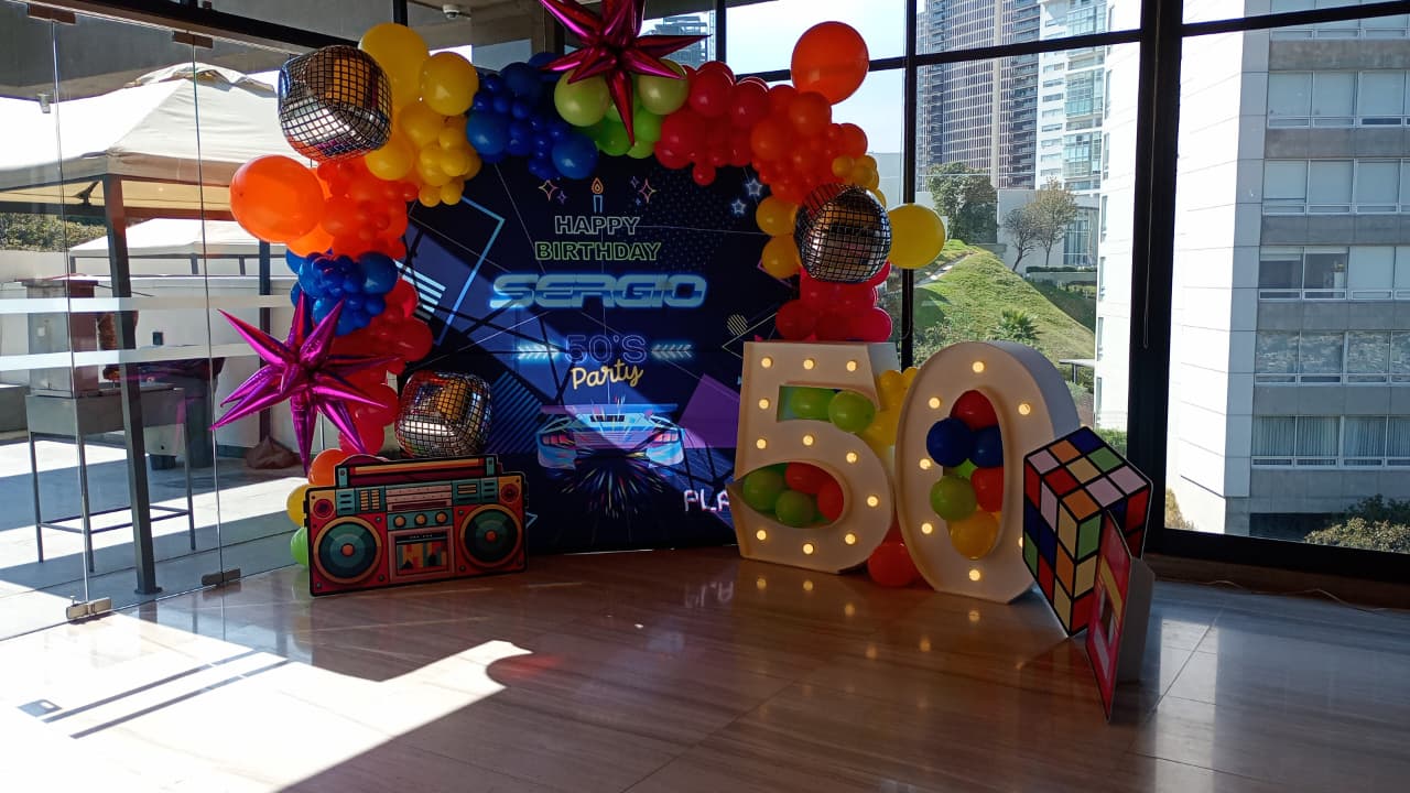 Mampara con globos azul, verde y rojo con letrero Happy Birthday y número LED para cumpleaños - Perfect Party