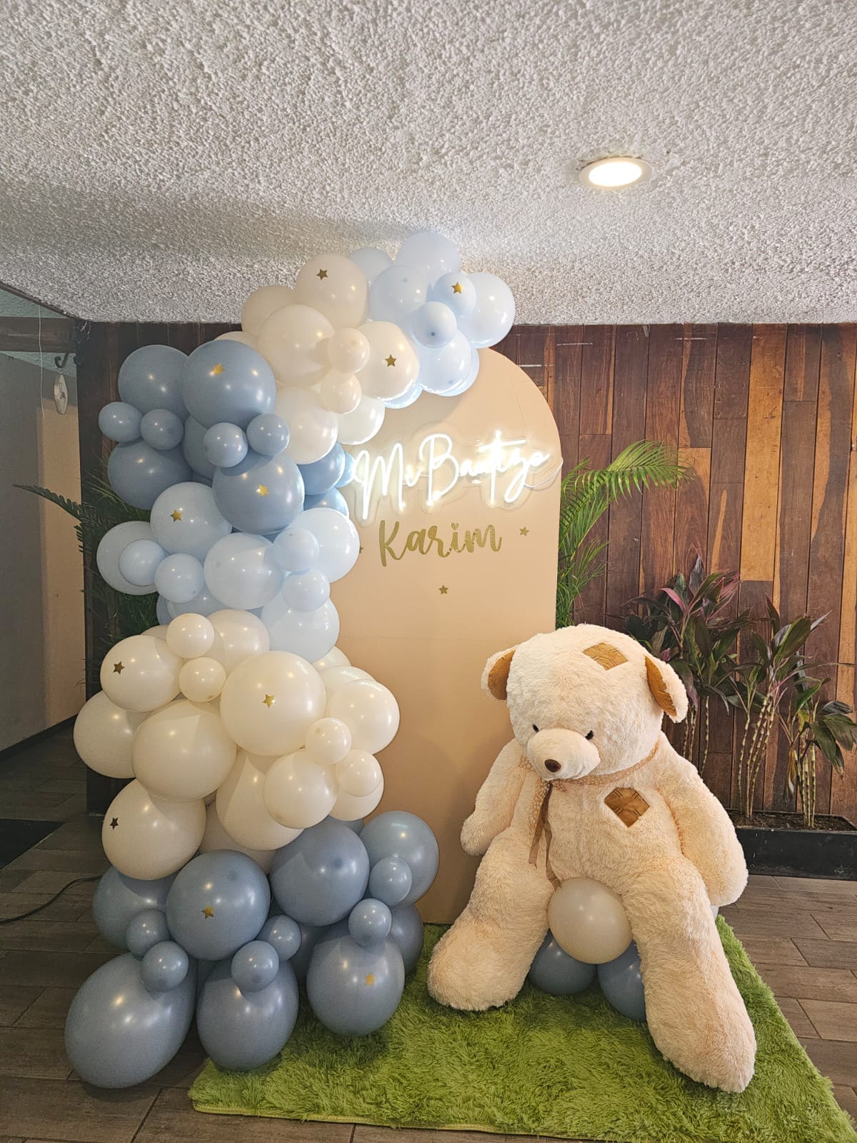 Mampara con globos blanco crema, azul y beige con estrellas para bautizo - Perfect Party