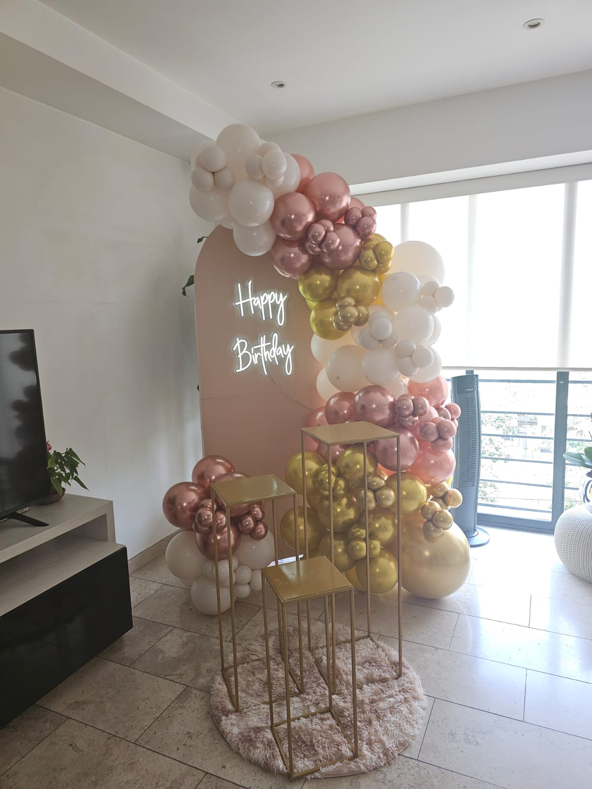 Mampara con globos blanco crema, rosa y dorado con letrero Happy Birthday para cumpleaños - Perfect Party