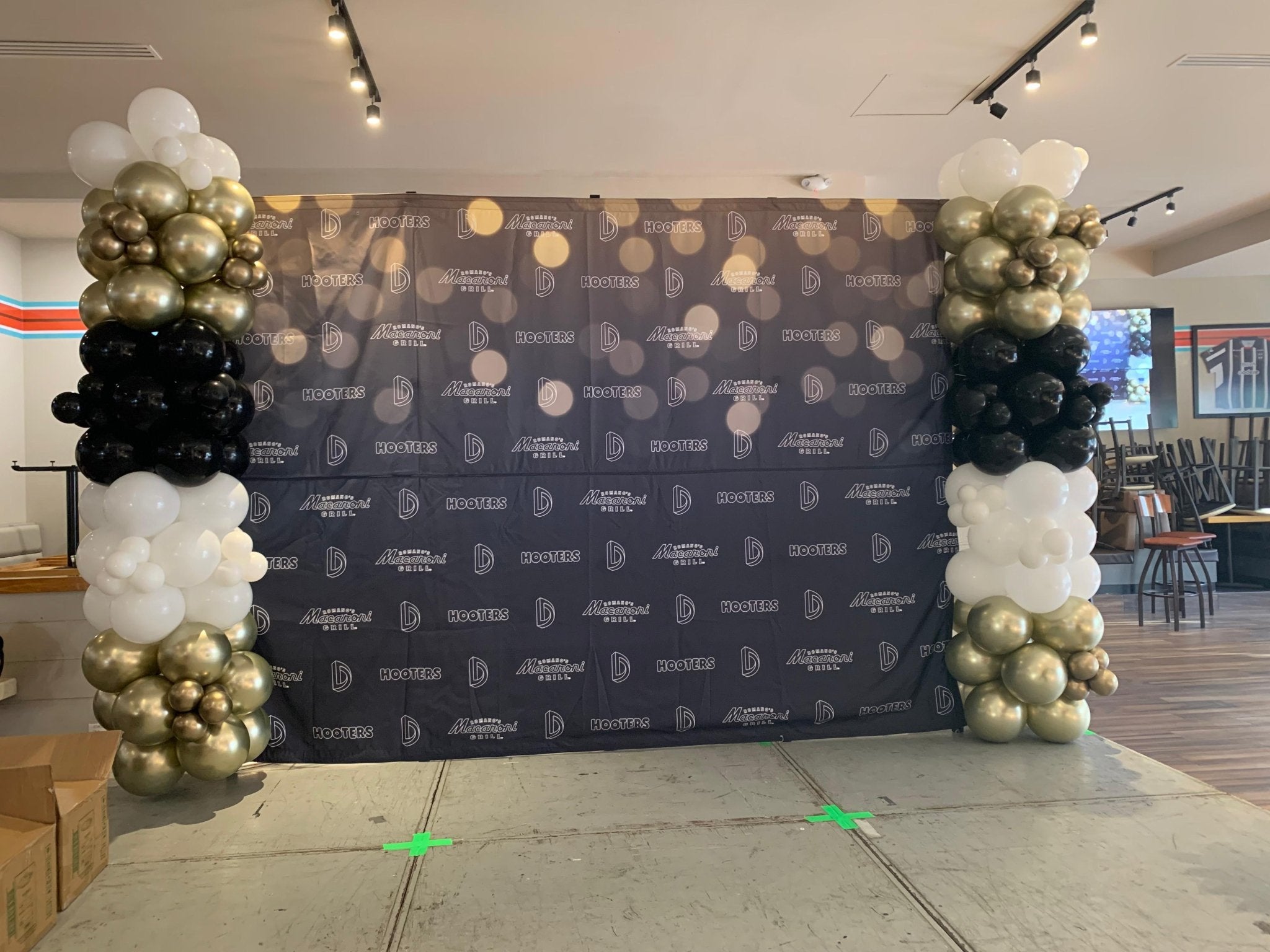 Mampara con globos blanco, dorado y negro para evento corporativo - Perfect Party
