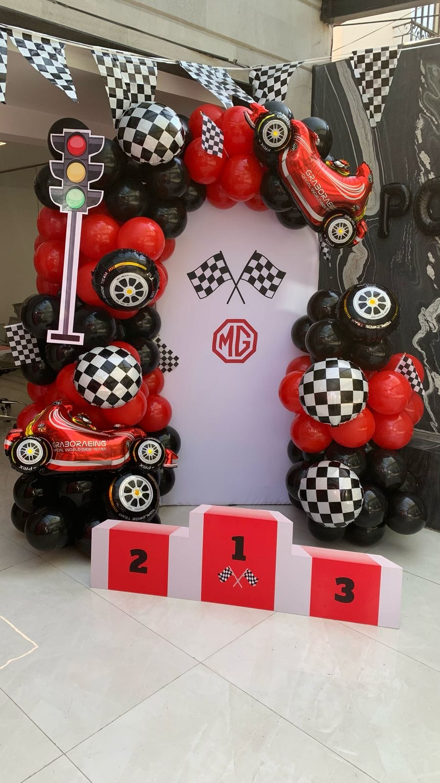 Mampara con globos blanco, negro y rojo para evento - Perfect Party