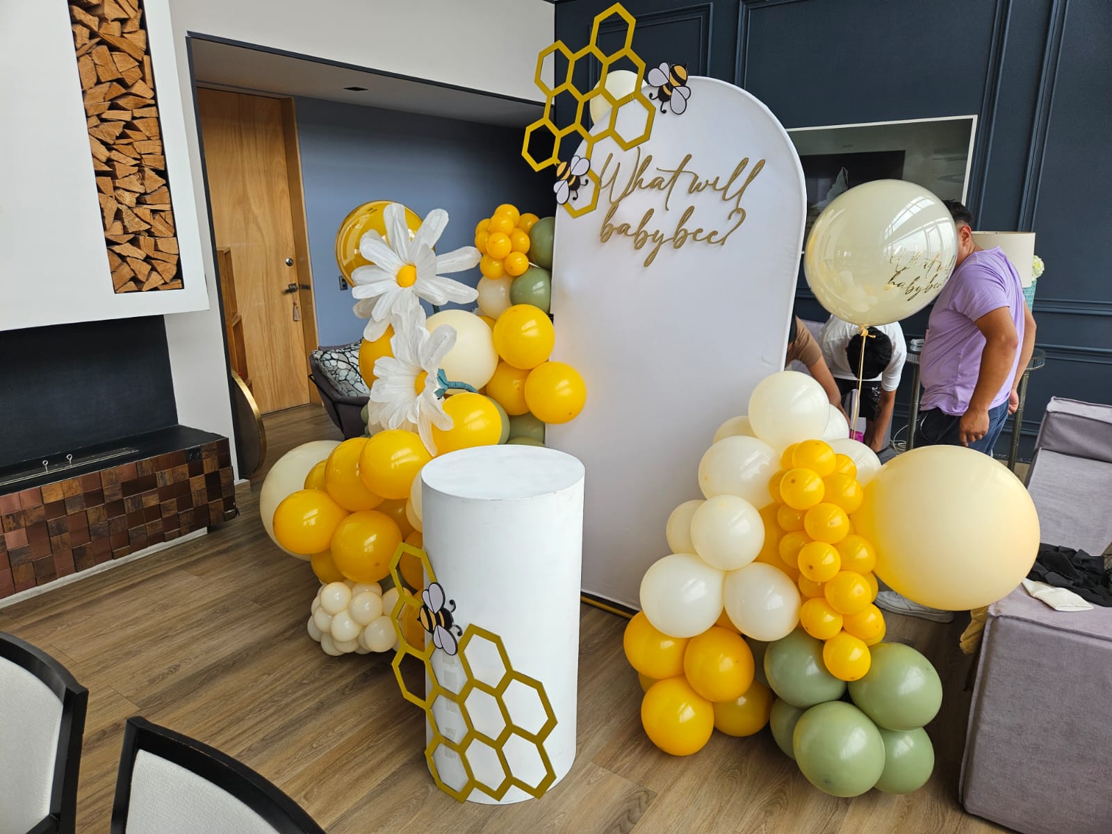 Mampara con globos con letras BABY verde, blanco y dorado para baby shower - Perfect Party