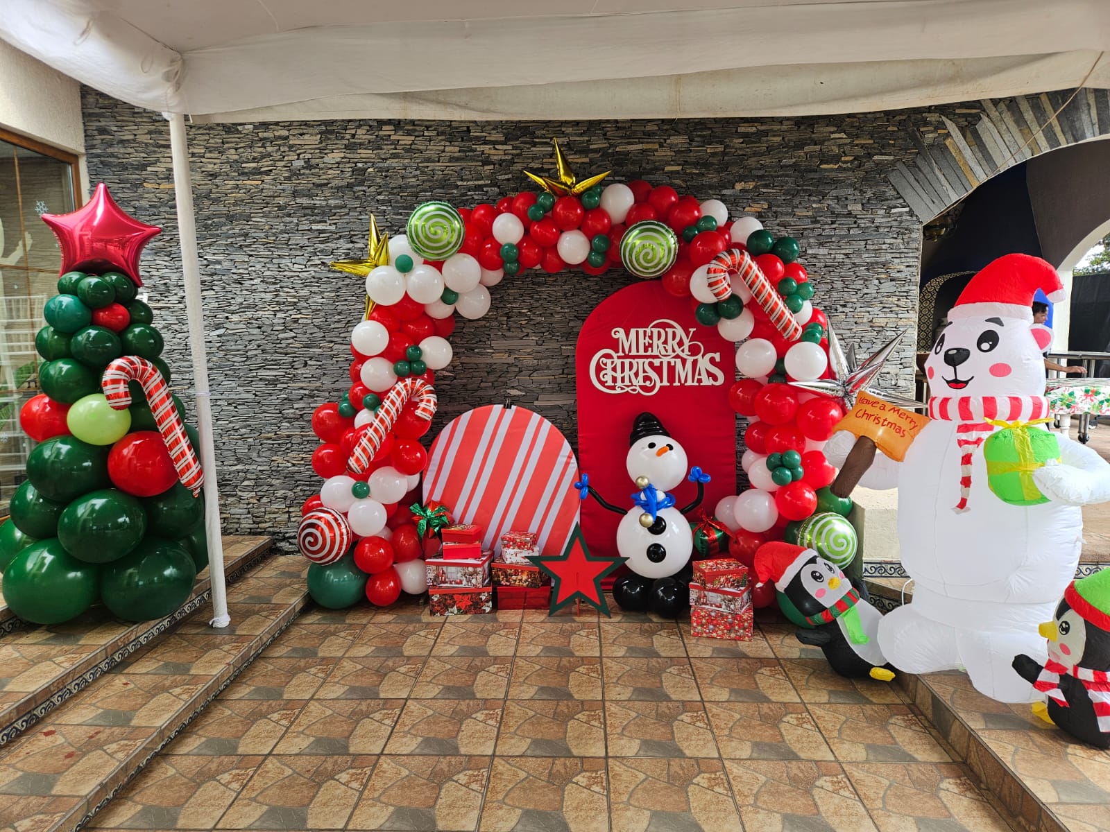 Mampara con globos con osito verde, blanco y dorado para navidad - Perfect Party