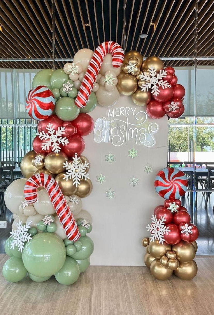 Mampara con globos en interior verde, blanco y dorado para navidad - Perfect Party