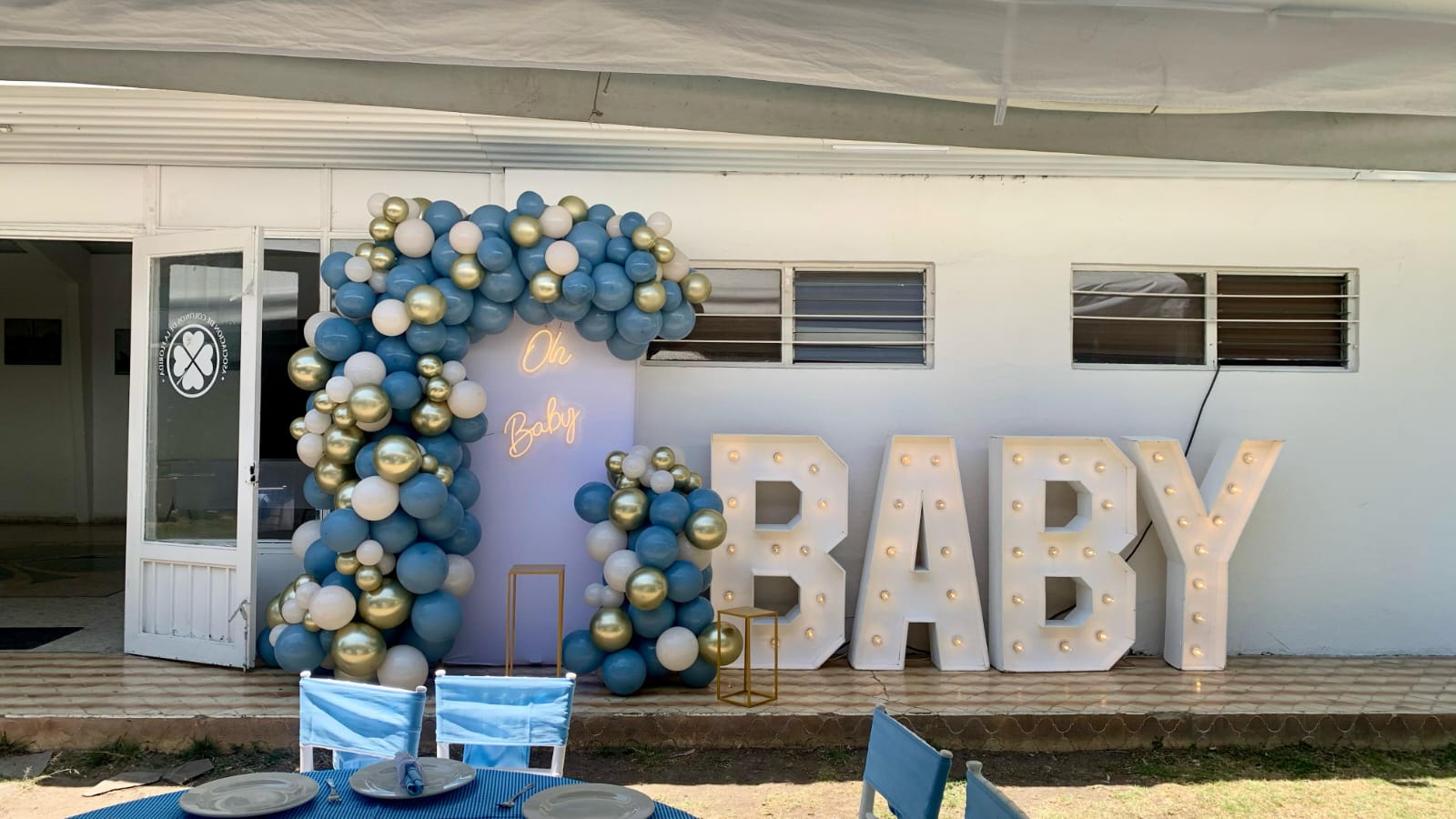 Mampara con globos lila, azul y blanco con letrero Oh Baby y letras LED para baby shower - Perfect Party