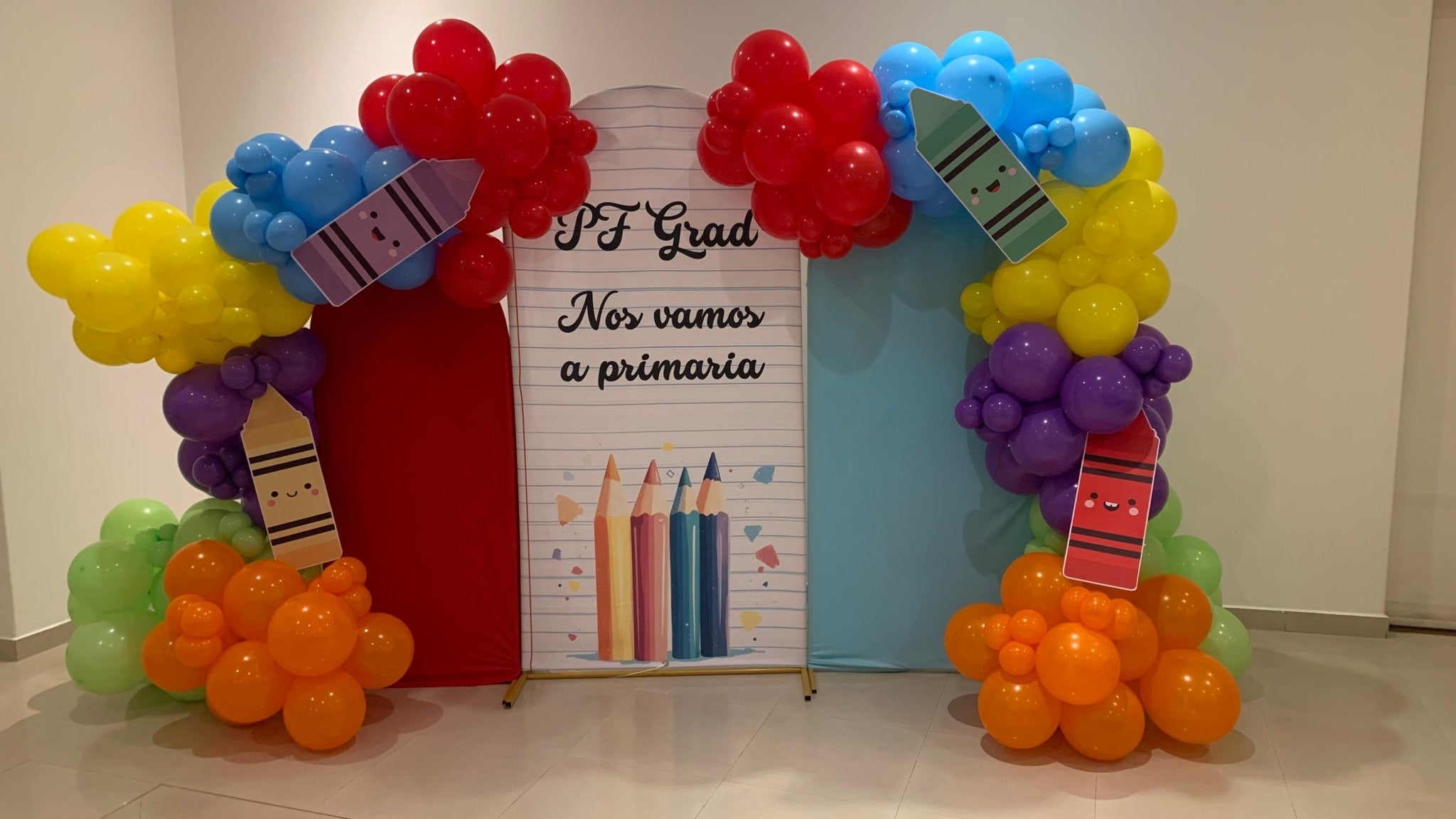 Mampara con globos morado, azul y verde para graduación - Perfect Party