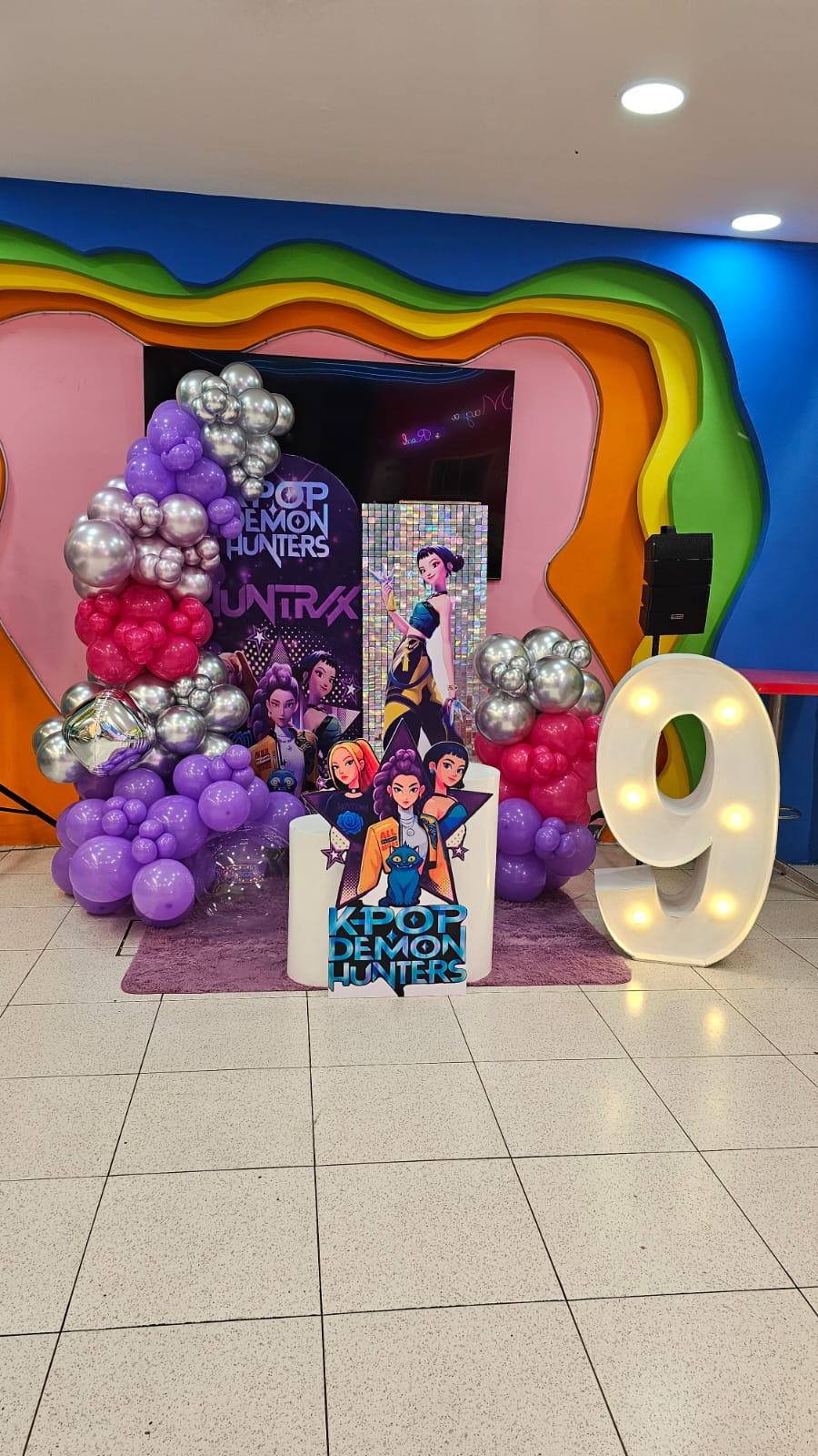 Mampara con globos morado, blanco y fucsia con número LED para cumpleaños - Perfect Party