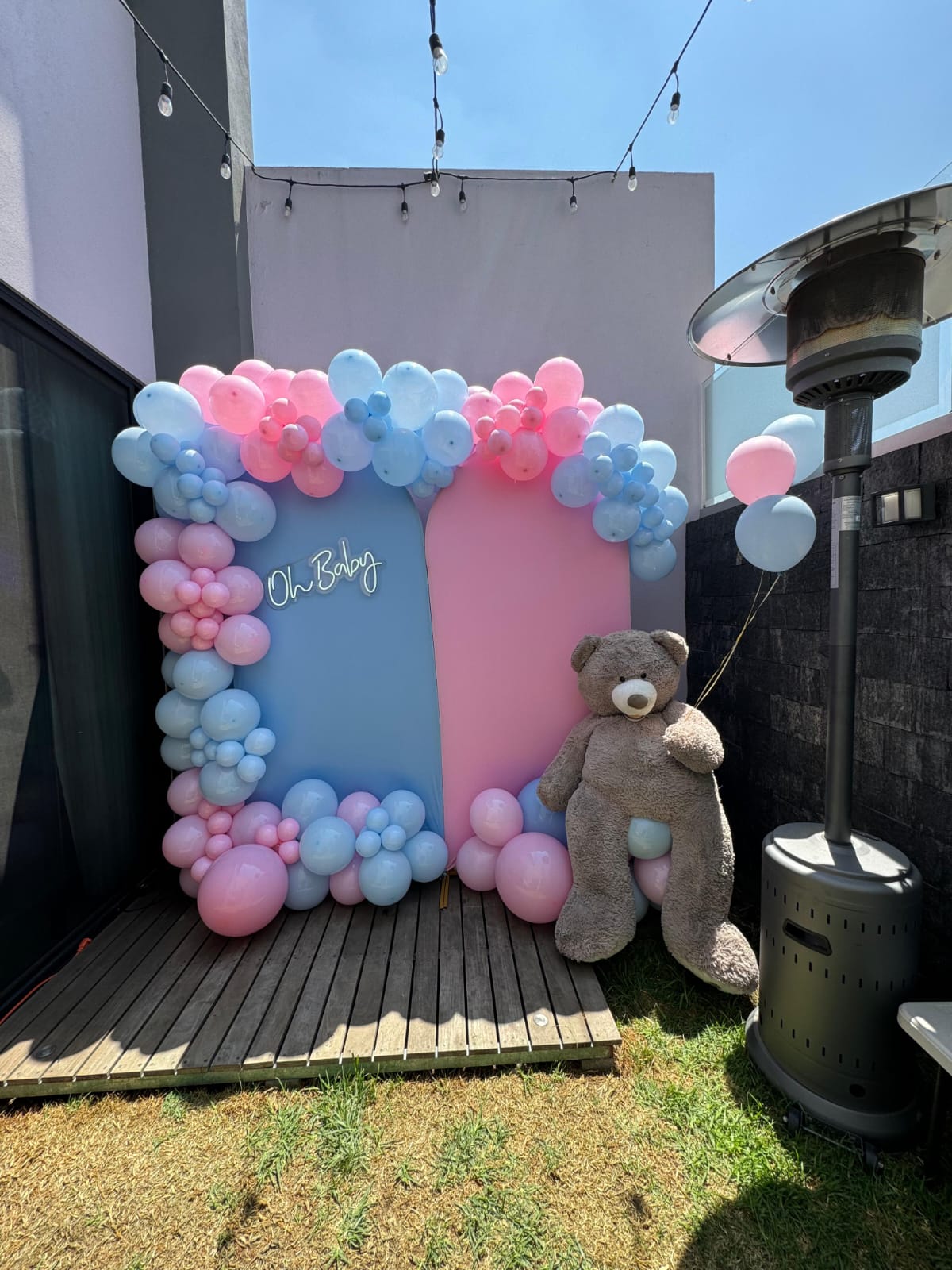 Mampara con globos rosa, azul y blanco con letrero Oh Baby para baby shower - Perfect Party