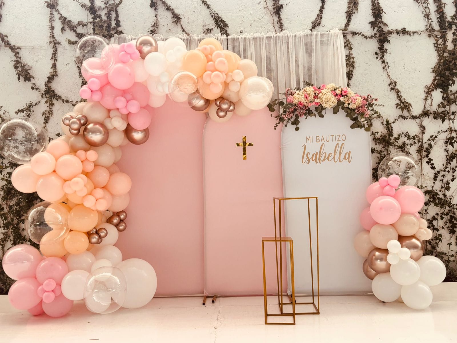Mampara con globos rosa, blanco y naranja con flores para bautizo - Perfect Party