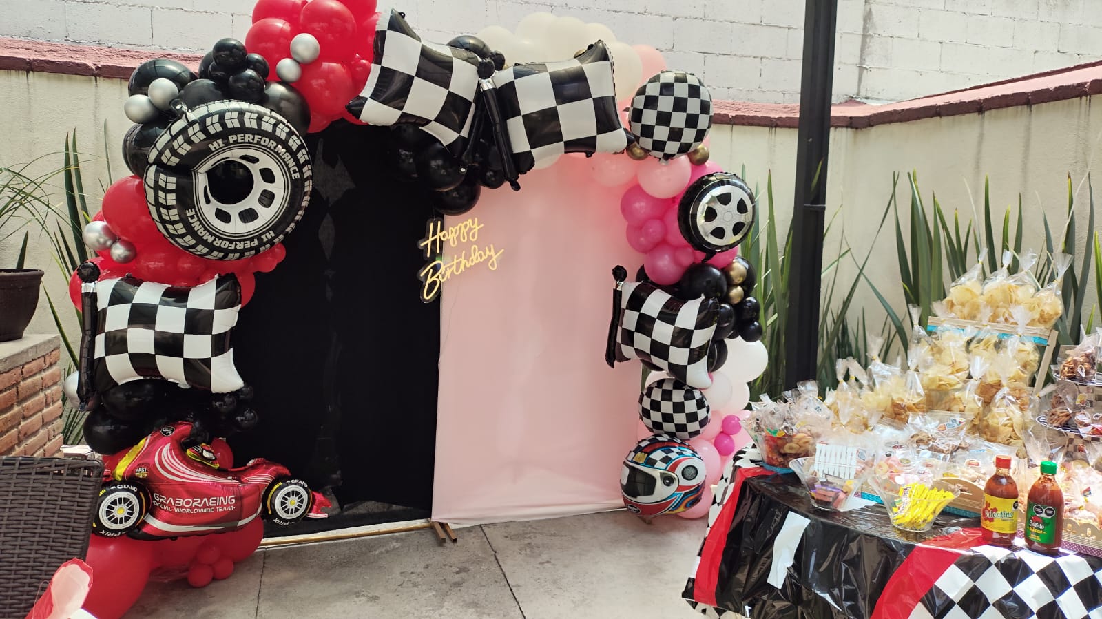 Mampara con globos rosa, blanco y negro con letrero Happy Birthday y mesa de dulces para cumpleaños - Perfect Party