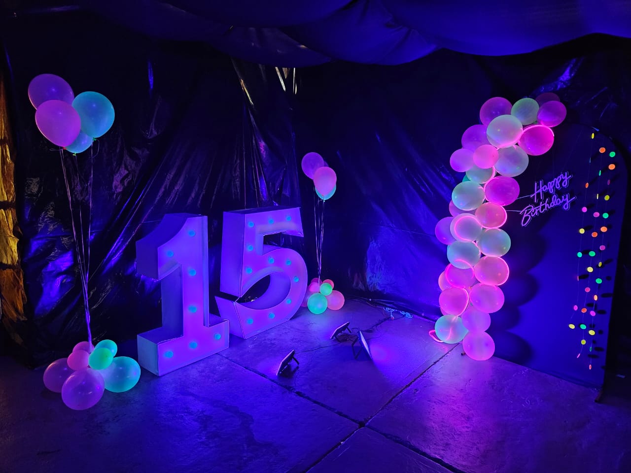 Mampara con globos rosa, lila y morado con letrero Happy Birthday y número LED para XV años - Perfect Party