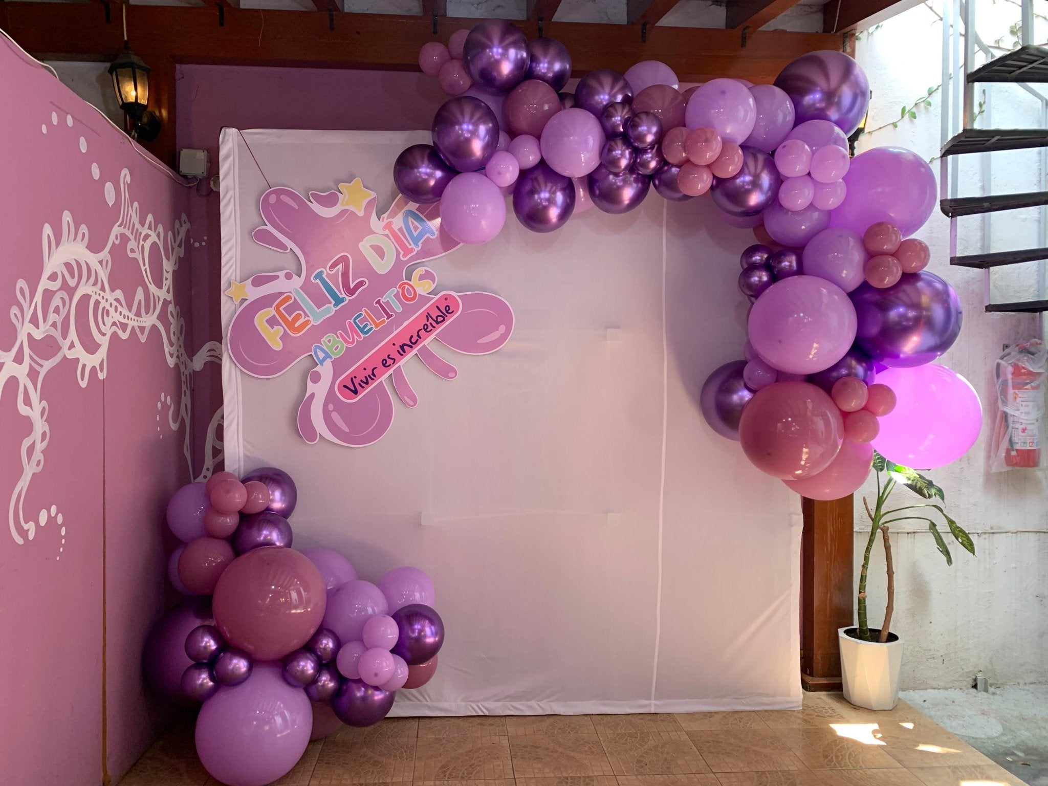 Mampara con globos rosa, lila y morado para evento - Perfect Party