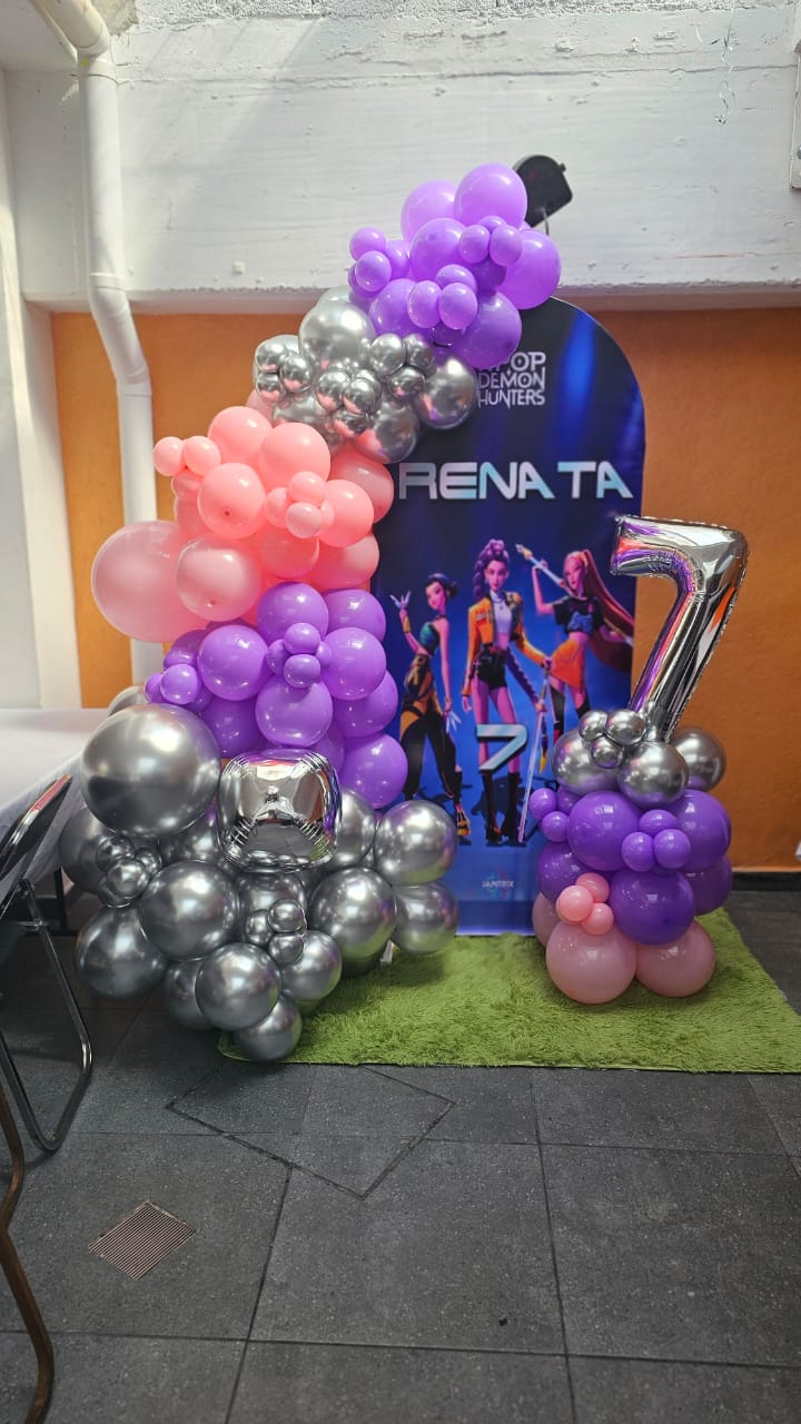 Mampara con globos rosa, morado y azul para cumpleaños - Perfect Party