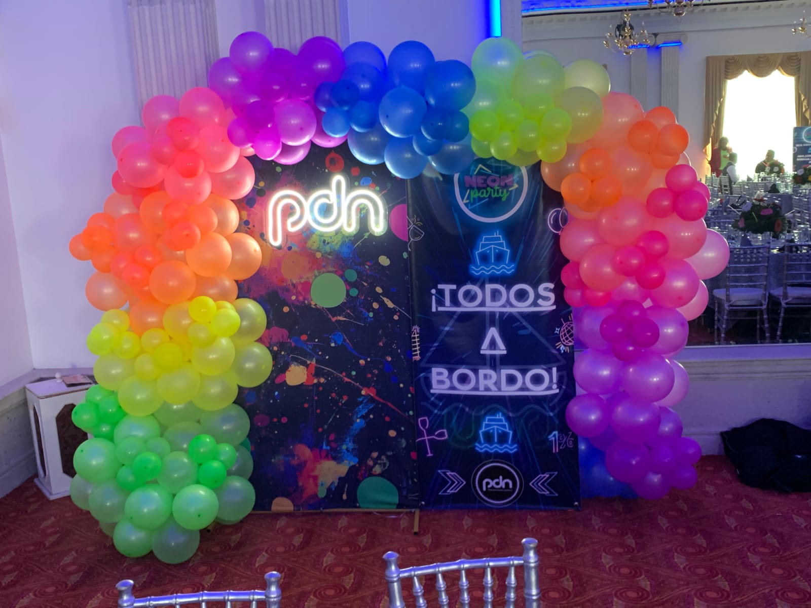 Mampara con globos rosa, morado y azul para evento - Perfect Party