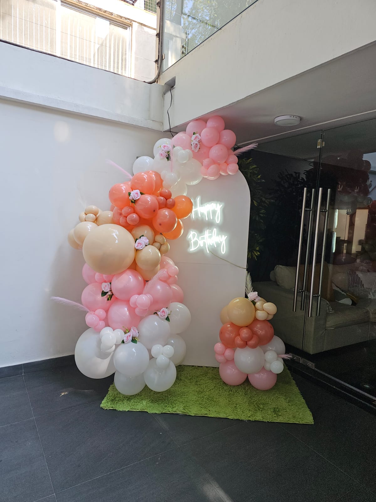 Mampara con globos rosa, naranja y cromado con letrero Happy Birthday y flores para cumpleaños - Perfect Party
