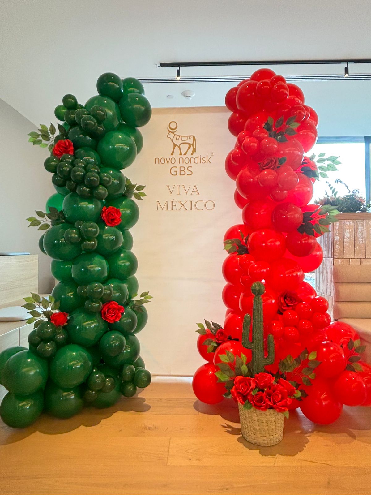 Mampara con globos rosa, verde y blanco para evento corporativo - Perfect Party