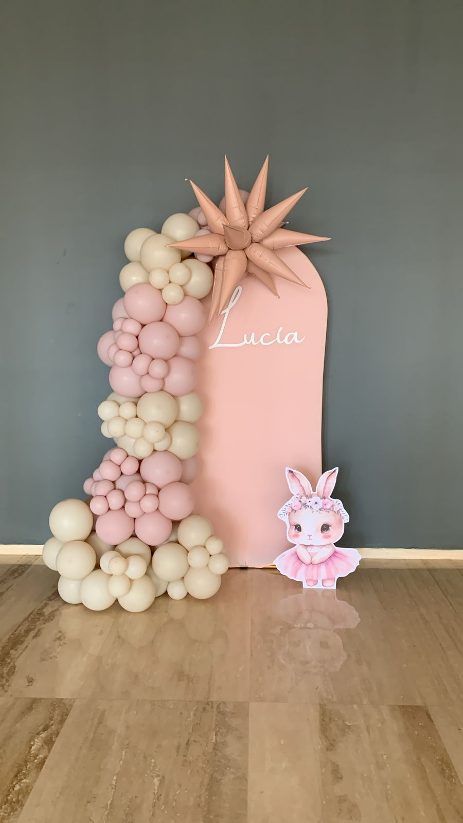 Mampara con globos rosa y blanco con flores y estrellas para evento - Perfect Party