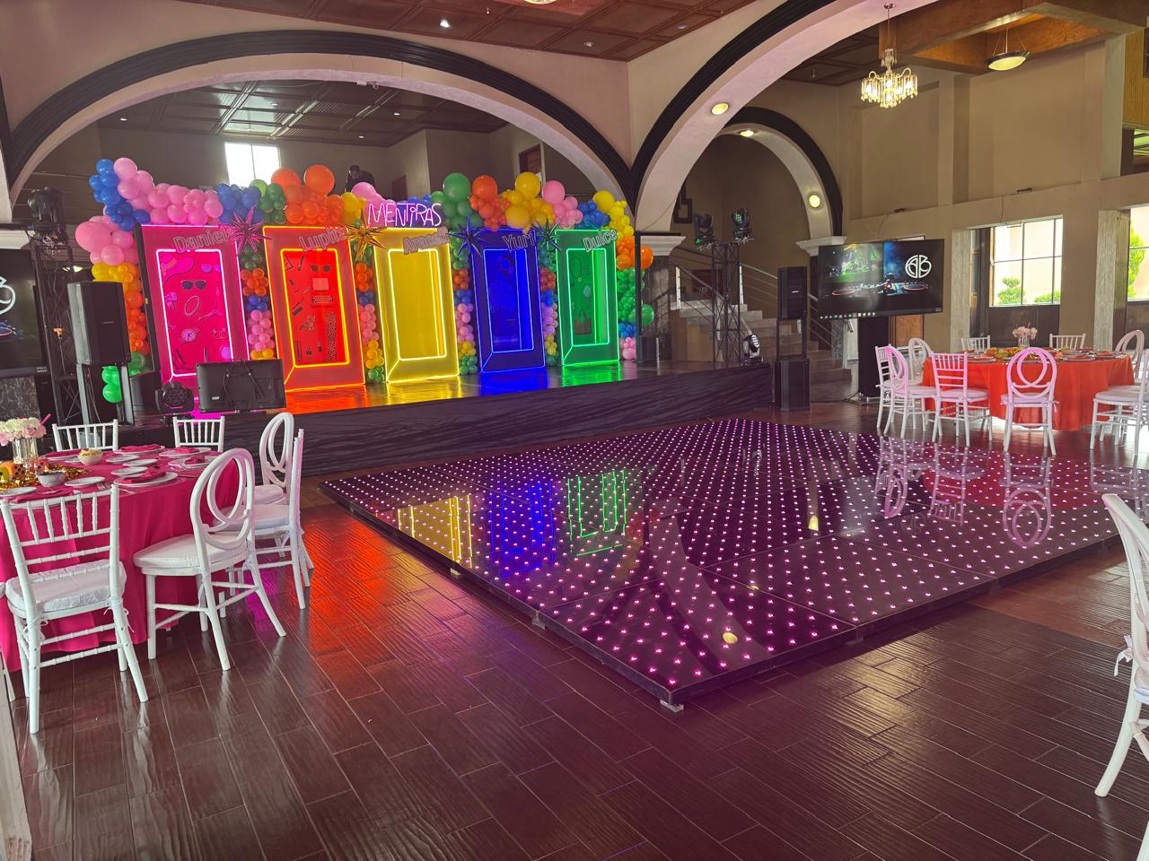 Mampara con globos rosa y fucsia para XV años - Perfect Party