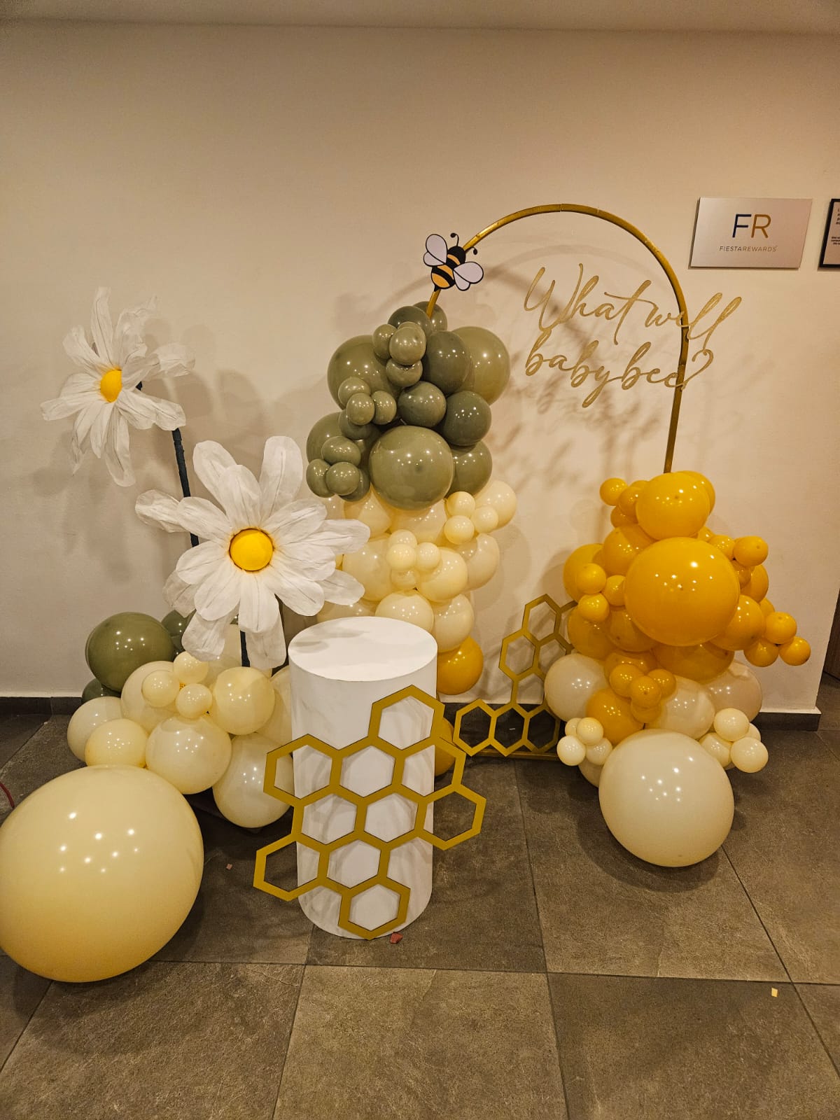Mampara con globos verde, blanco y dorado para revelación de género - Perfect Party
