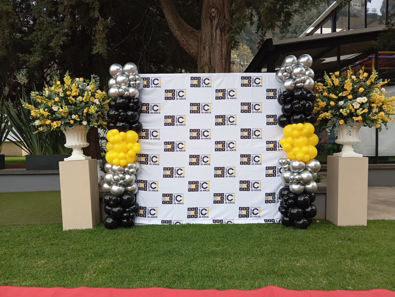 Mampara con globos verde, blanco y negro con flores para evento corporativo - Perfect Party
