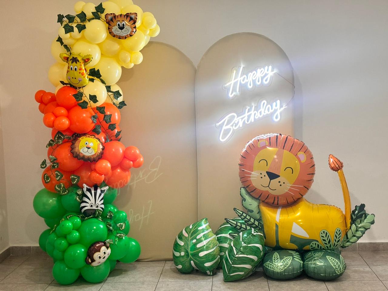 Mampara con globos verde, dorado y naranja con letrero Happy Birthday para cumpleaños - Perfect Party