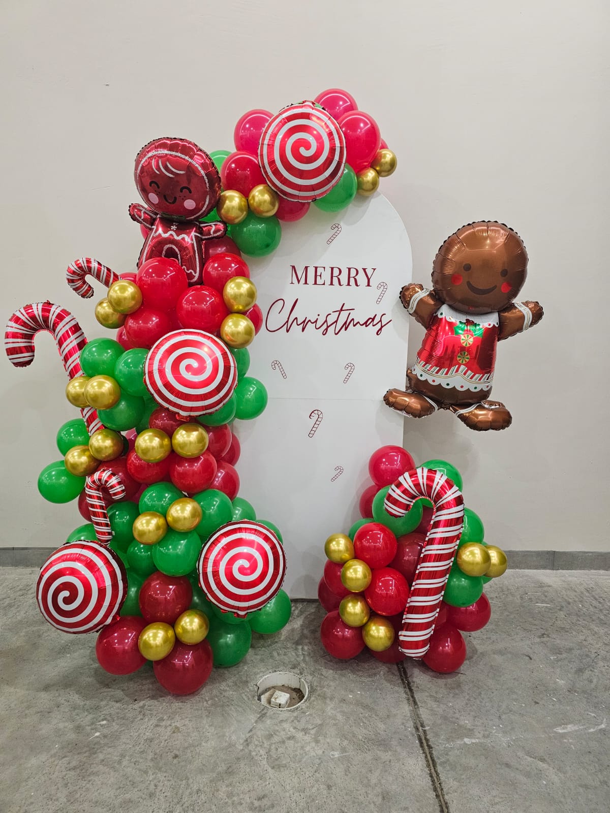 Mampara con globos verde, dorado y rojo para navidad - Perfect Party