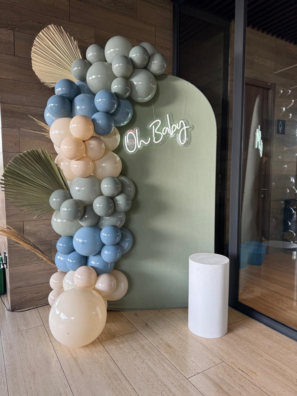 Mampara con globos verde salvia, azul y blanco con letrero Oh Baby para baby shower - Perfect Party