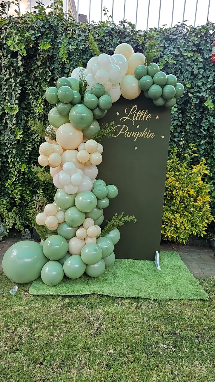 Mampara con globos verde y blanco para baby shower - Perfect Party